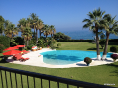 Spectacular villa in 1st line in Marbella West